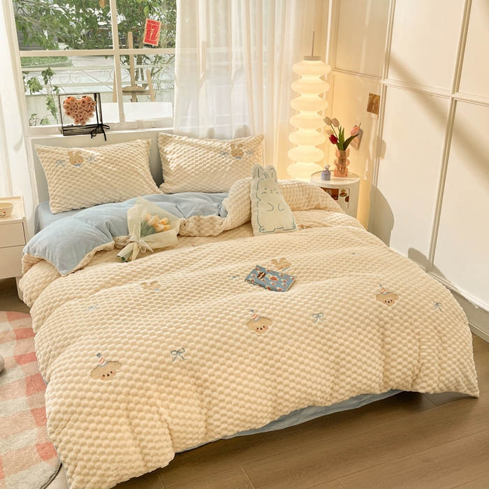 91家纺网 家纺一手货源 找家纺 慕尚家纺  2025新款豆豆绒刺绣四件套 大耳狗 白蓝