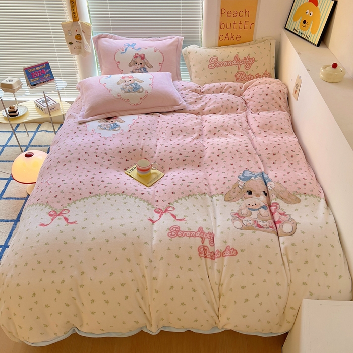 91家纺网 家纺一手货源 找家纺 金爱家 2024新款ins大版牛奶绒数码印花四件套 绒大版-抱抱兔