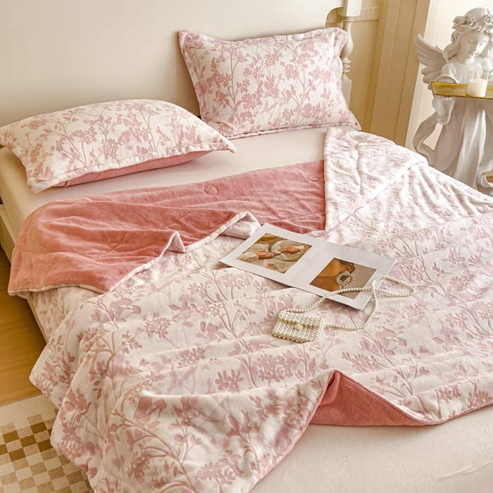 91家纺网 家纺一手货源 找家纺 （总）金丝鸟家纺 2024新款加厚240g立体雕花牛奶绒夹棉绗缝毛毯