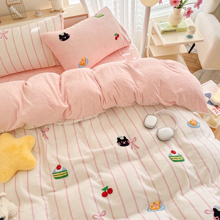 91家纺网 家纺一手货源 找家纺 呗旺鹿 2024新款A类高克重散盘印花毛巾绣牛奶绒四件套 开心派对