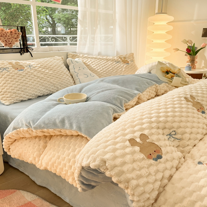 91家纺网 家纺一手货源 找家纺 慕尚家纺  2025新款豆豆绒刺绣四件套 大耳狗 白蓝