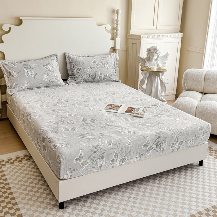 91家纺网 家纺一手货源 找家纺 金丝鸟家纺 2024新款加厚240g立体雕花牛奶绒床笠 蝴蝶飞 灰