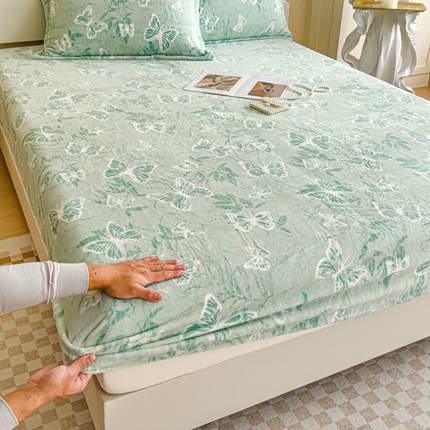 91家纺网 家纺一手货源 找家纺 金丝鸟家纺 2024新款加厚240g立体雕花牛奶绒床笠 蝴蝶飞 绿