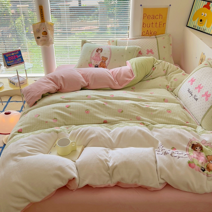 91家纺网 家纺一手货源 找家纺 金爱家 2024新款ins大版牛奶绒数码印花四件套 绒大版-草莓女孩