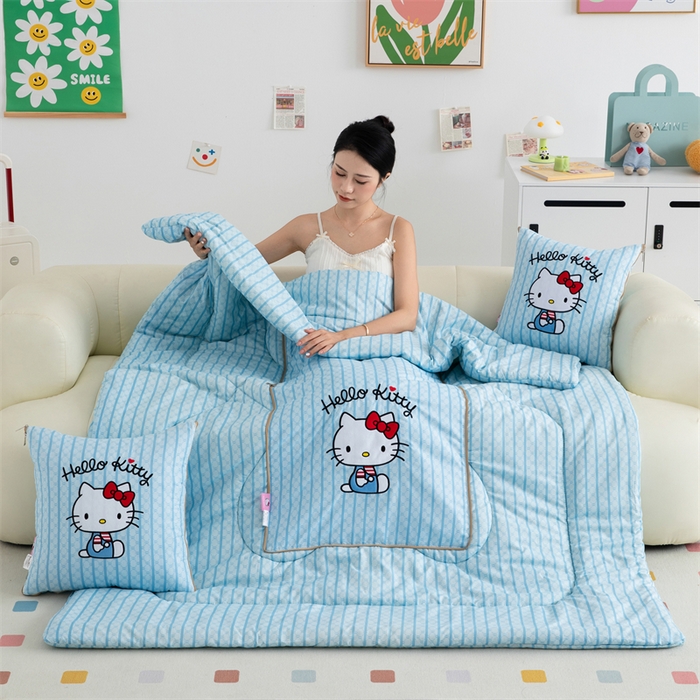 91家纺网 家纺一手货源 找家纺 照世家纺 2024新款亲肤舒适三丽鸥可爱卡通抱枕被 凯蒂猫-蓝