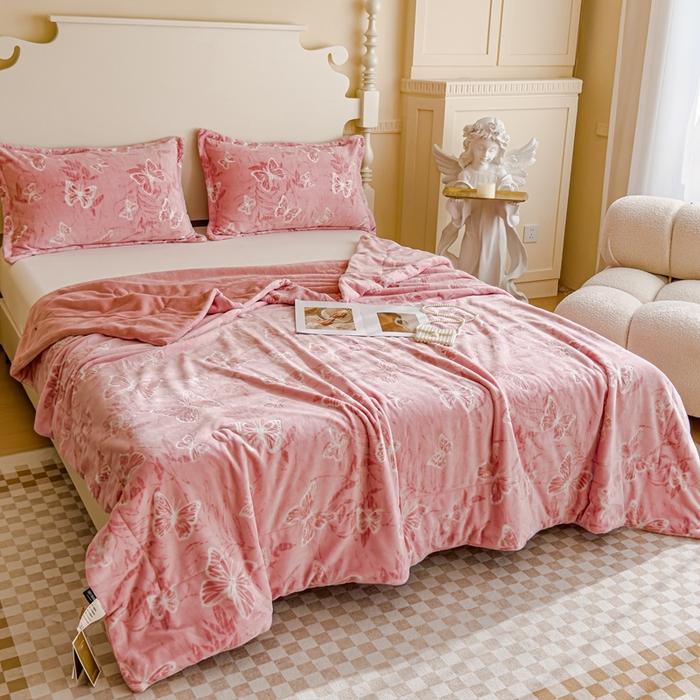 91家纺网 家纺一手货源 找家纺 金丝鸟家纺 2024新款加厚240g立体雕花牛奶绒夹棉绗缝毛毯 蝴蝶飞 粉ab毯