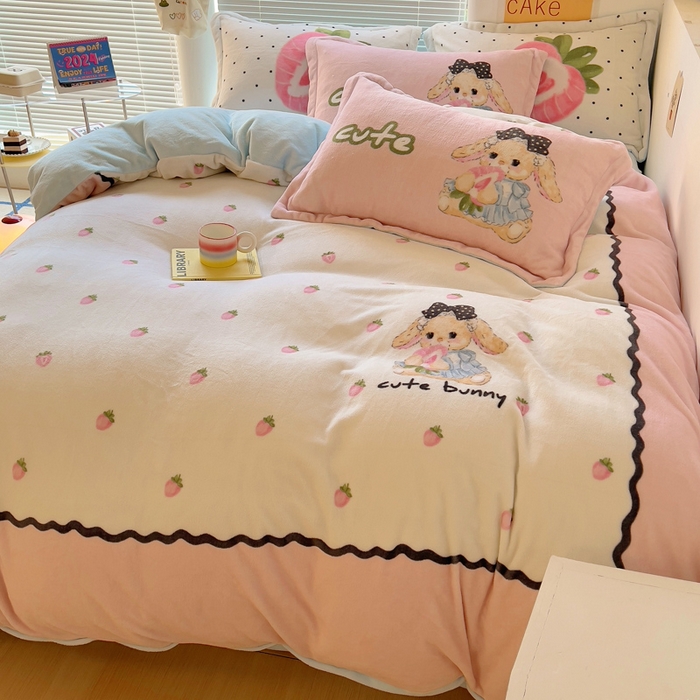 91家纺网 家纺一手货源 找家纺 金爱家 2024新款ins大版牛奶绒数码印花四件套 绒大版-草莓小兔