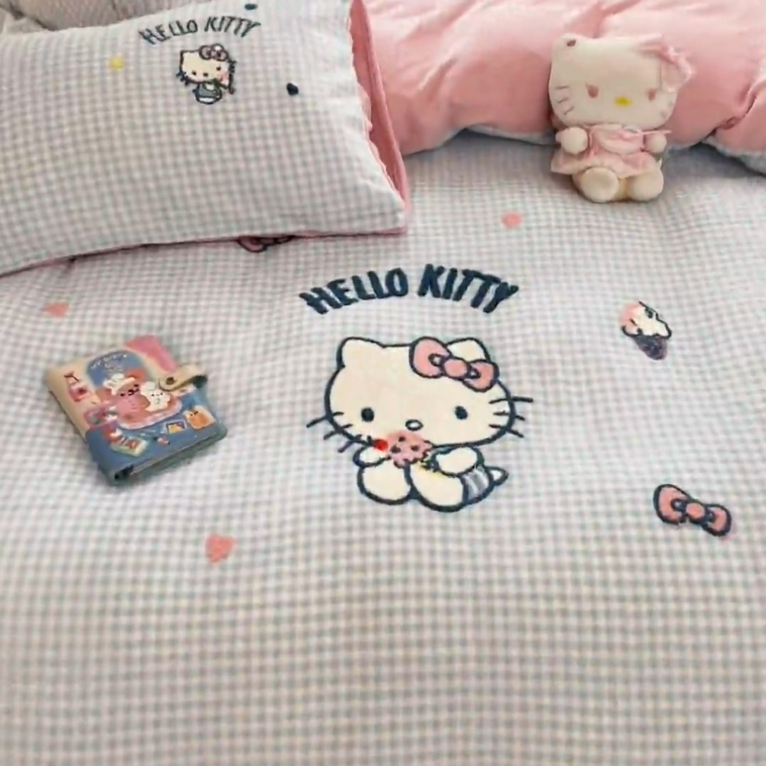 91家纺网 家纺一手货源 找家纺 金爱家 2024新款正版三丽鸥授权毛巾绣刺绣工艺加厚牛奶绒系列四件套 绒毛巾绣-蓝格甜筒kitty