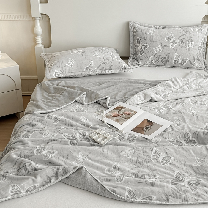 91家纺网 家纺一手货源 找家纺 金丝鸟家纺 2024新款加厚240g立体雕花牛奶绒夹棉绗缝毛毯 蝴蝶飞 灰ab毯