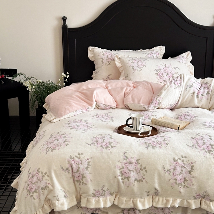 91家纺网 家纺一手货源 找家纺 潘朵拉家纺 2024爆款绒法式双层牛奶绒花边四件套 粉黛