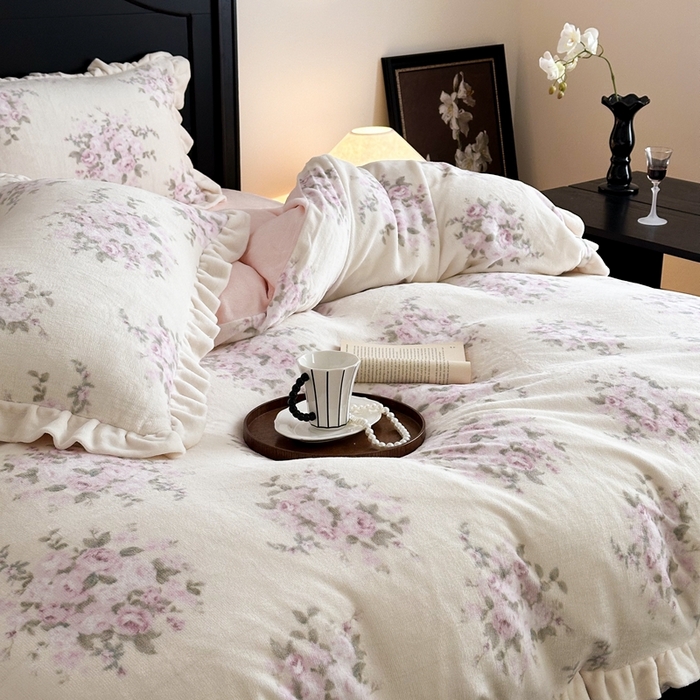 91家纺网 家纺一手货源 找家纺 潘朵拉家纺 2024爆款绒法式双层牛奶绒花边四件套 粉黛