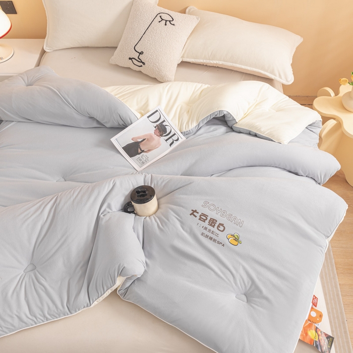 91家纺网 家纺一手货源 找家纺 佳居缘 2025新款小奶猫A类针织棉火山绒大豆被被子被芯软糯单人双人被芯冬被 浅灰米色双拼