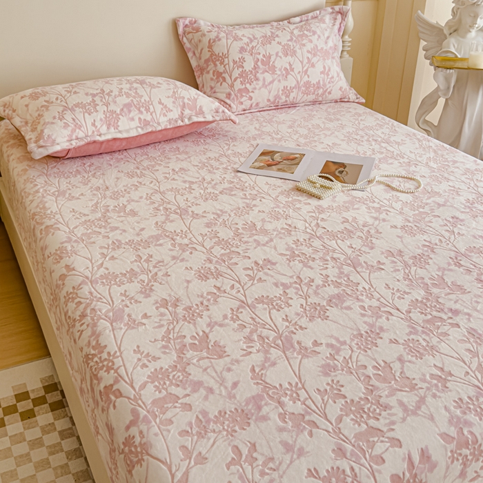 91家纺网 家纺一手货源 找家纺 金丝鸟家纺 2024新款加厚240g立体雕花牛奶绒床笠 繁花 粉