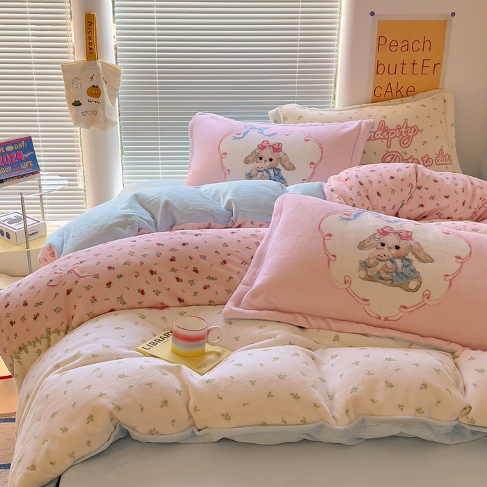 91家纺网 家纺一手货源 找家纺 金爱家 2024新款ins大版牛奶绒数码印花四件套 绒大版-抱抱兔