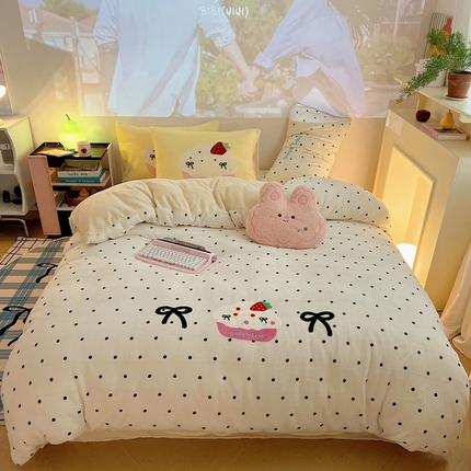 91家纺网 家纺一手货源 找家纺 桃喜 2024新款230g牛奶绒绣花系列四件套 波点草莓蛋糕