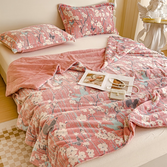 91家纺网 家纺一手货源 找家纺 金丝鸟家纺 2024新款加厚240g立体雕花牛奶绒夹棉绗缝毛毯 蝴蝶花 粉ab毯