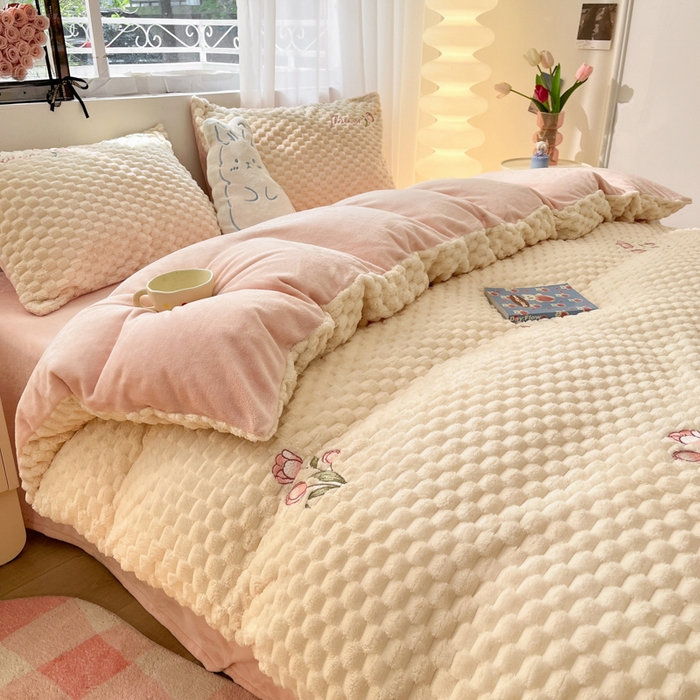 91家纺网 家纺一手货源 找家纺 慕尚家纺  2025新款豆豆绒刺绣四件套 玫瑰 白粉