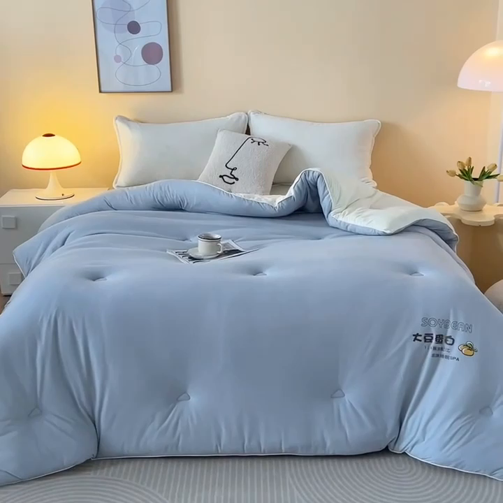 91家纺网 家纺一手货源 找家纺 佳居缘 2025新款小奶猫A类针织棉火山绒大豆被被子被芯软糯单人双人被芯冬被 浅灰米色双拼