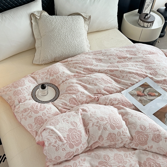 91家纺网 家纺一手货源 找家纺 金盛纺 2024新款高克重雕花绒单被套 玫瑰花舞