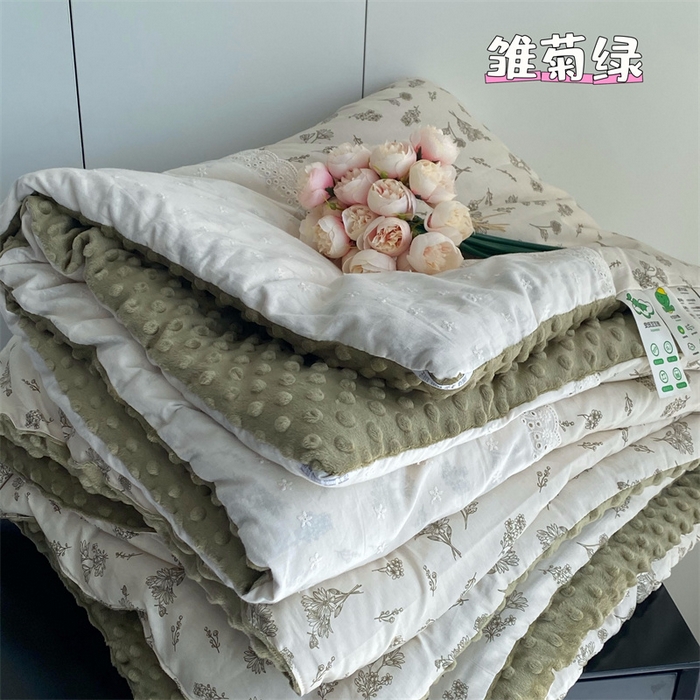 91家纺网 家纺一手货源 找家纺 2025新款秋冬季棉加豆豆绒法式花边款豆豆被被芯雏菊绿