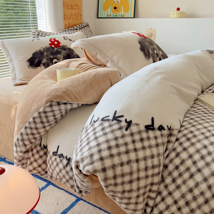 91家纺网 家纺一手货源 找家纺 金爱家 2024新款ins大版牛奶绒数码印花四件套 绒大版-樱桃小狗