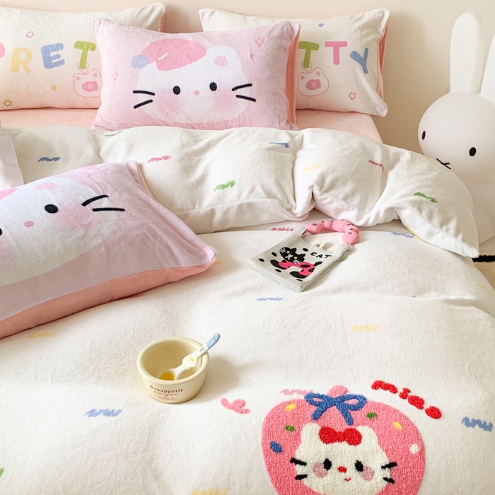 91家纺网 家纺一手货源 找家纺 澳萝拉 2024新款牛奶绒毛巾绣四件套 苹果猫咪