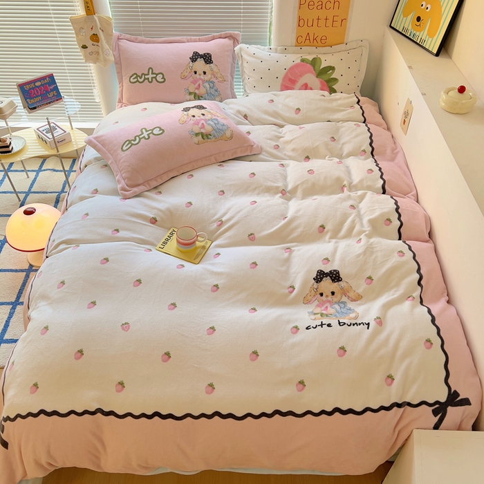 91家纺网 家纺一手货源 找家纺 金爱家 2024新款ins大版牛奶绒数码印花四件套 绒大版-草莓小兔