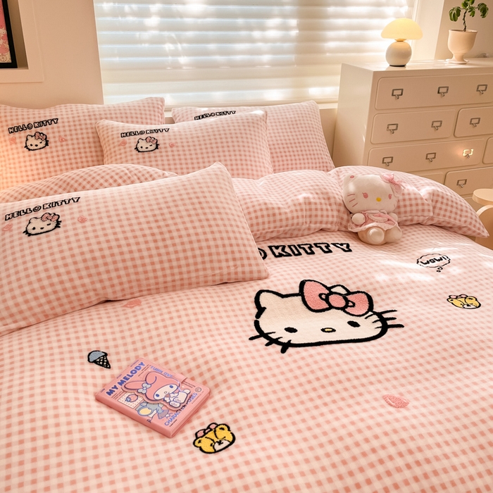 91家纺网 家纺一手货源 找家纺 金爱家 2024新款正版三丽鸥授权毛巾绣刺绣工艺加厚牛奶绒系列四件套 绒毛巾绣-奶油粉格kitty