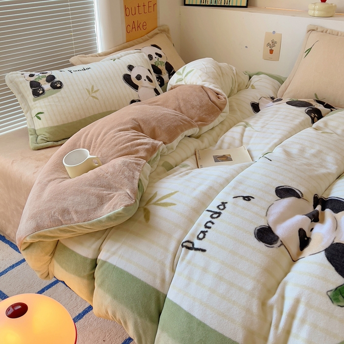 91家纺网 家纺一手货源 找家纺 金爱家 2024新款ins大版牛奶绒数码印花四件套 绒大版-贪吃熊猫