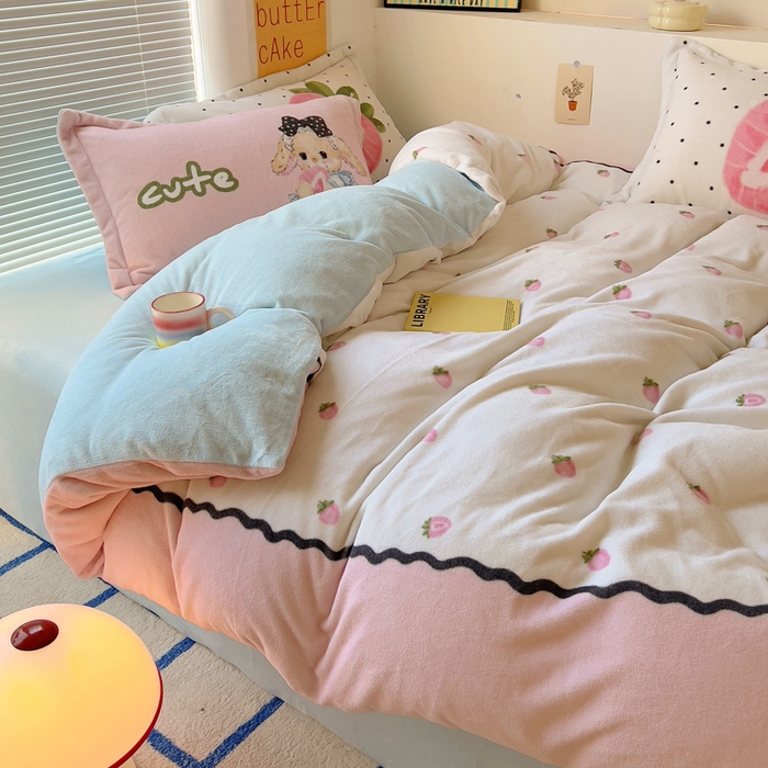 91家纺网 家纺一手货源 找家纺 金爱家 2024新款ins大版牛奶绒数码印花四件套 绒大版-草莓小兔