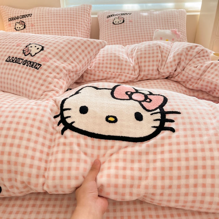 91家纺网 家纺一手货源 找家纺 金爱家 2024新款正版三丽鸥授权毛巾绣刺绣工艺加厚牛奶绒系列四件套 绒毛巾绣-奶油粉格kitty