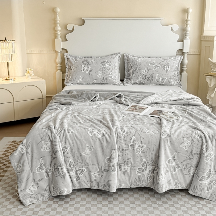 91家纺网 家纺一手货源 找家纺 金丝鸟家纺 2024新款加厚240g立体雕花牛奶绒夹棉绗缝毛毯 蝴蝶飞 灰ab毯