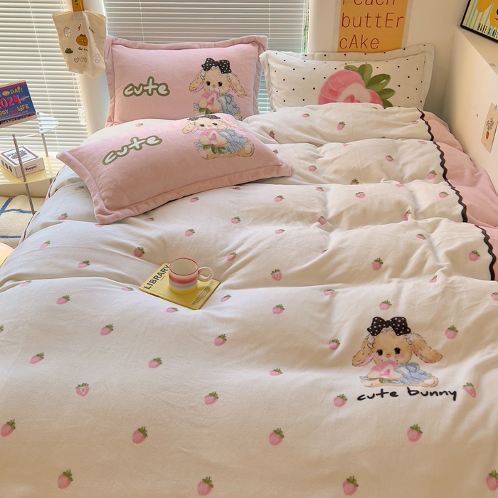 91家纺网 家纺一手货源 找家纺 金爱家 2024新款ins大版牛奶绒数码印花四件套 绒大版-草莓小兔