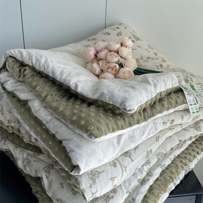 91家纺网 家纺一手货源 找家纺 2025新款秋冬季棉加豆豆绒法式花边款豆豆被被芯雏菊绿
