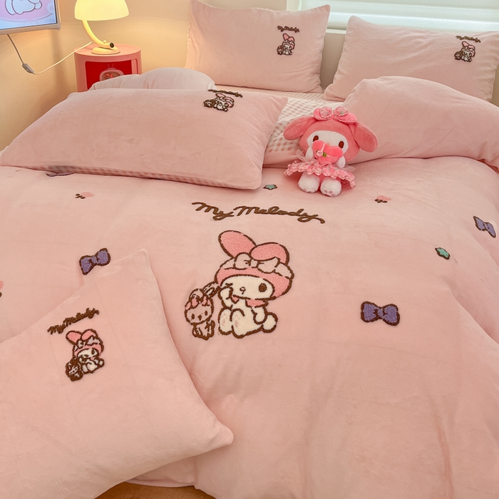 91家纺网 家纺一手货源 找家纺 金爱家 2024新款正版三丽鸥授权毛巾绣刺绣工艺加厚牛奶绒系列四件套 绒毛巾绣-粉格美乐蒂