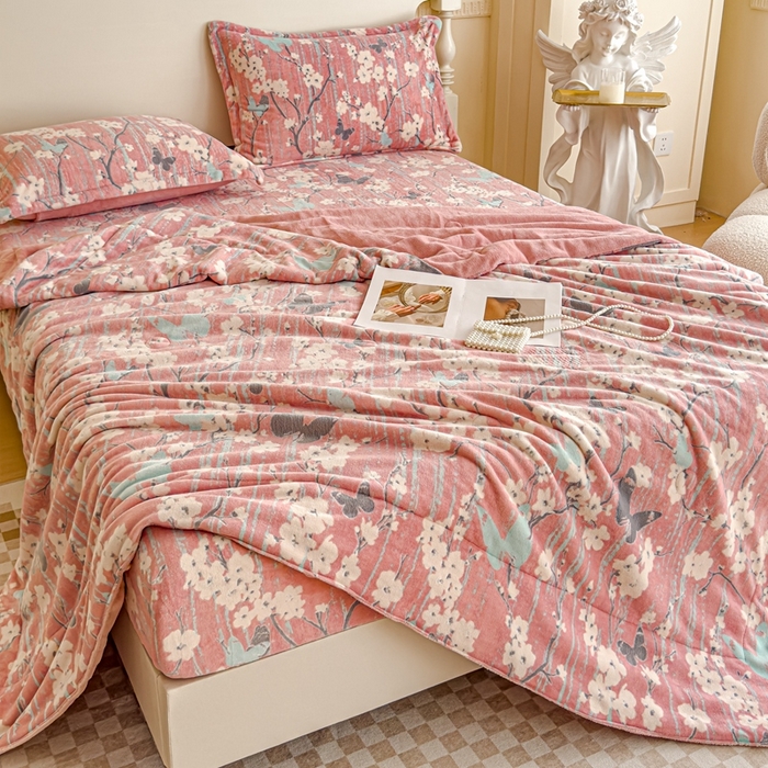 91家纺网 家纺一手货源 找家纺 金丝鸟家纺 2024新款加厚240g立体雕花牛奶绒夹棉绗缝毛毯 蝴蝶花 粉ab毯