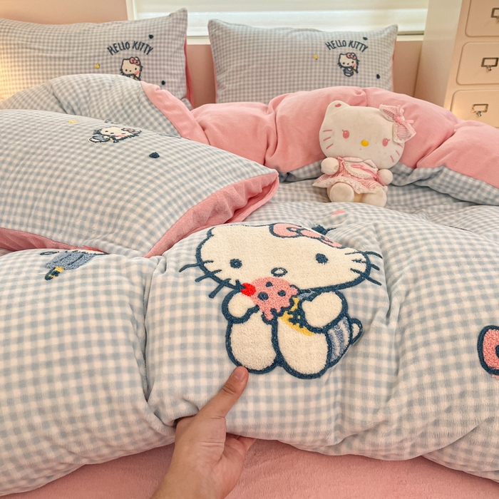 91家纺网 家纺一手货源 找家纺 金爱家 2024新款正版三丽鸥授权毛巾绣刺绣工艺加厚牛奶绒系列四件套 绒毛巾绣-蓝格甜筒kitty