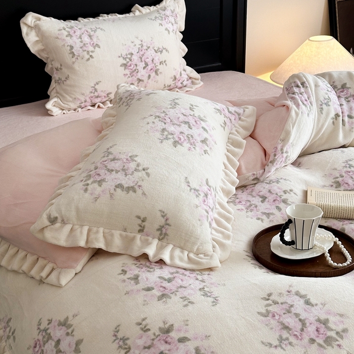 91家纺网 家纺一手货源 找家纺 潘朵拉家纺 2024爆款绒法式双层牛奶绒花边四件套 粉黛