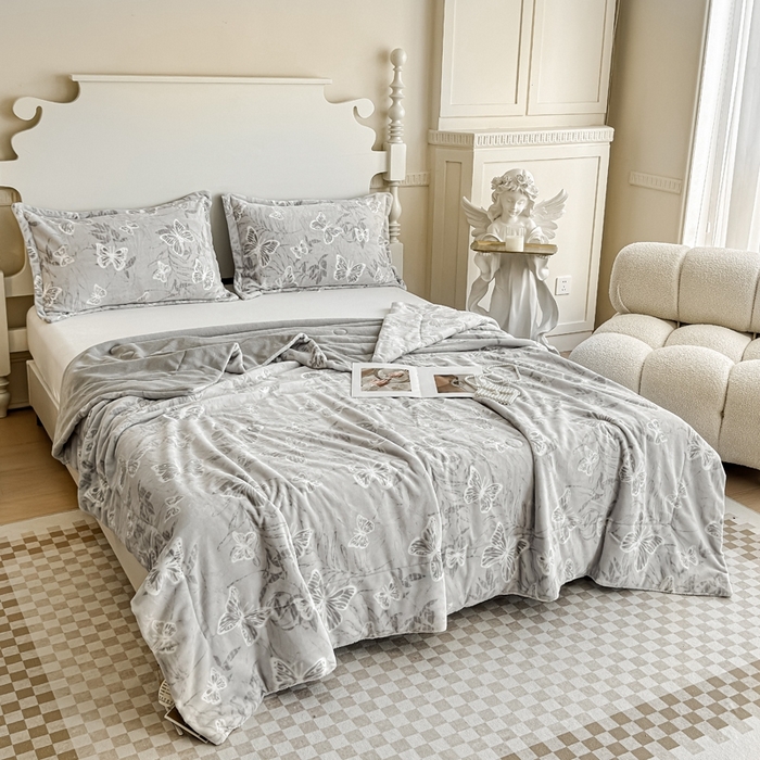 91家纺网 家纺一手货源 找家纺 金丝鸟家纺 2024新款加厚240g立体雕花牛奶绒夹棉绗缝毛毯 蝴蝶飞 灰ab毯