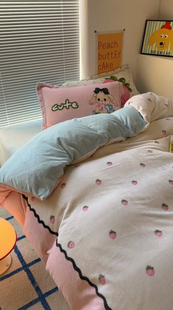 91家纺网 家纺一手货源 找家纺 金爱家 2024新款ins大版牛奶绒数码印花四件套 绒大版-草莓小兔