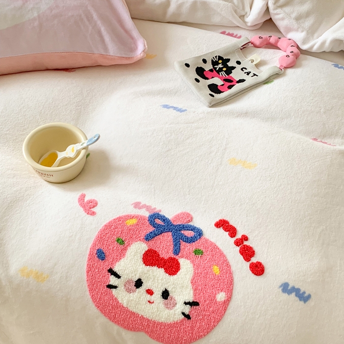 91家纺网 家纺一手货源 找家纺 澳萝拉 2024新款牛奶绒毛巾绣四件套 苹果猫咪