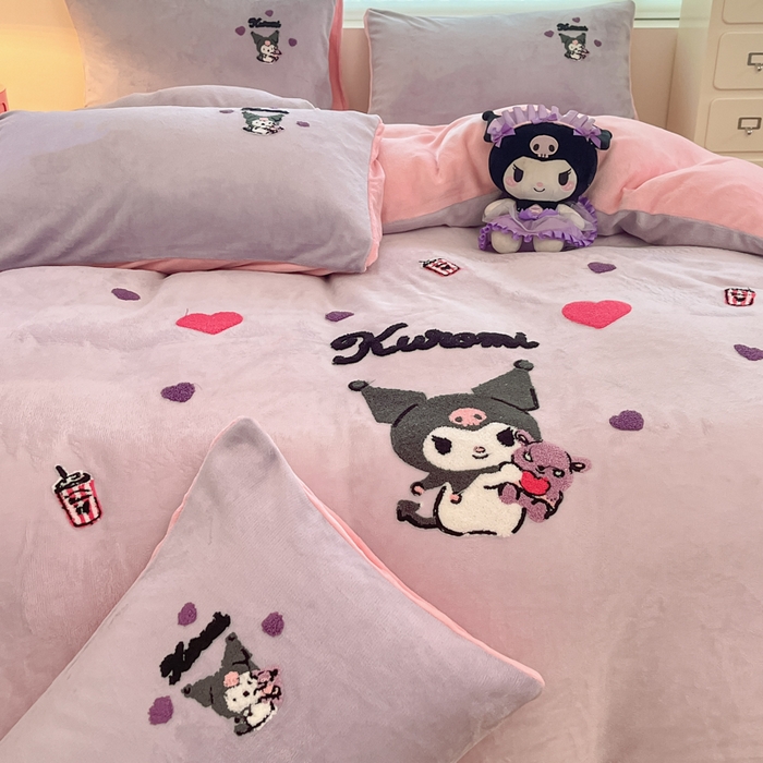 91家纺网 家纺一手货源 找家纺 金爱家 2024新款正版三丽鸥授权毛巾绣刺绣工艺加厚牛奶绒系列四件套 绒毛巾绣-粉紫库洛米