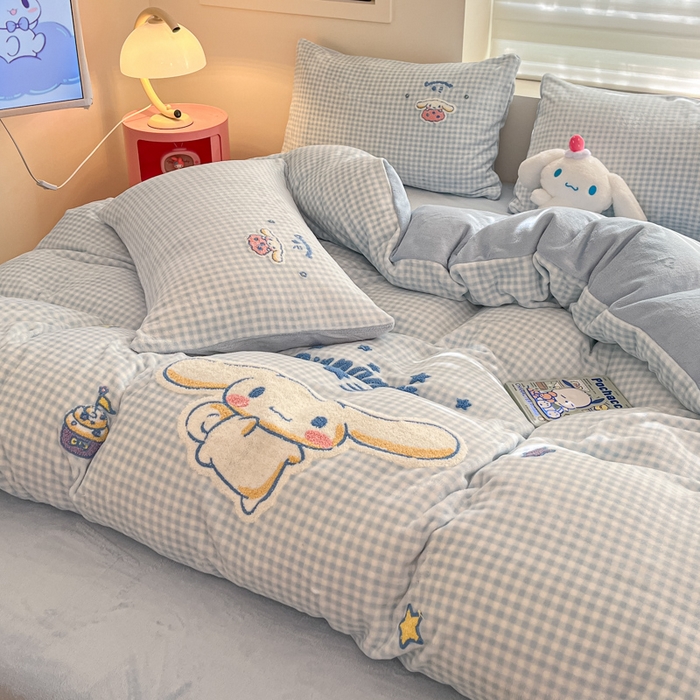 91家纺网 家纺一手货源 找家纺 金爱家 2024新款正版三丽鸥授权毛巾绣刺绣工艺加厚牛奶绒系列四件套 绒毛巾绣-蓝格大耳狗