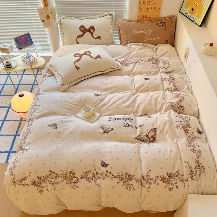 91家纺网 家纺一手货源 找家纺 金爱家 2024新款ins大版牛奶绒数码印花四件套 绒大版-蝴蝶飞飞咖