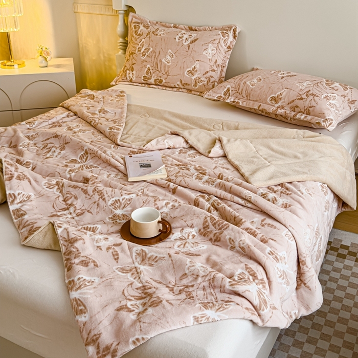 91家纺网 家纺一手货源 找家纺 金丝鸟家纺 2024新款加厚240g立体雕花牛奶绒夹棉绗缝毛毯 蝴蝶飞 咖ab毯