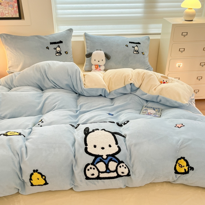 91家纺网 家纺一手货源 找家纺 金爱家 2024新款正版三丽鸥授权毛巾绣刺绣工艺加厚牛奶绒系列四件套 绒毛巾绣-蓝黄帕恰狗