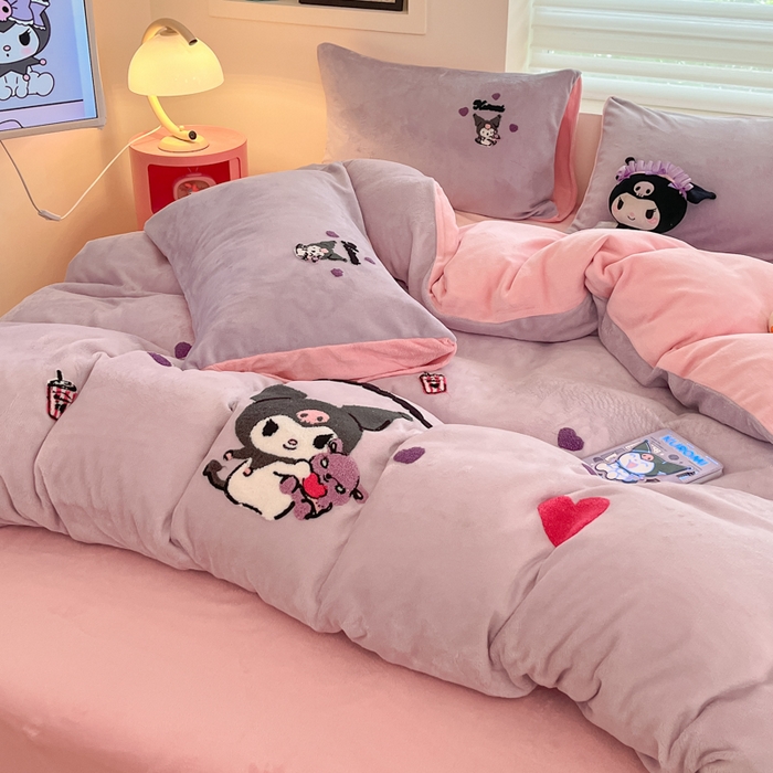 91家纺网 家纺一手货源 找家纺 金爱家 2024新款正版三丽鸥授权毛巾绣刺绣工艺加厚牛奶绒系列四件套 绒毛巾绣-粉紫库洛米