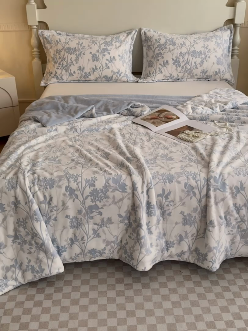 91家纺网 家纺一手货源 找家纺 金丝鸟家纺 2024新款加厚240g立体雕花牛奶绒夹棉绗缝毛毯 繁花 蓝ab毯