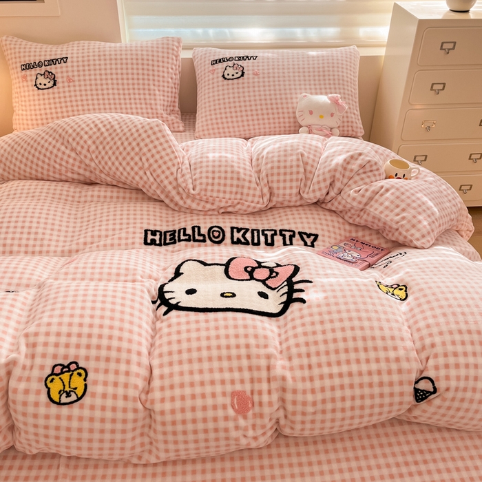 91家纺网 家纺一手货源 找家纺 金爱家 2024新款正版三丽鸥授权毛巾绣刺绣工艺加厚牛奶绒系列四件套 绒毛巾绣-奶油粉格kitty