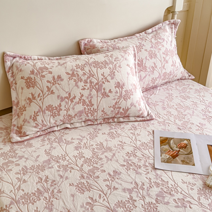 91家纺网 家纺一手货源 找家纺 金丝鸟家纺 2024新款加厚240g立体雕花牛奶绒床笠 繁花 粉